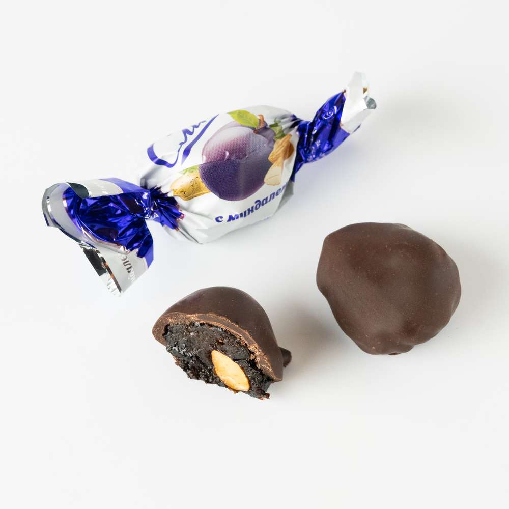 Бонбони в тъмна глазура сушени сливи с бадеми Королевская слива с миндалем